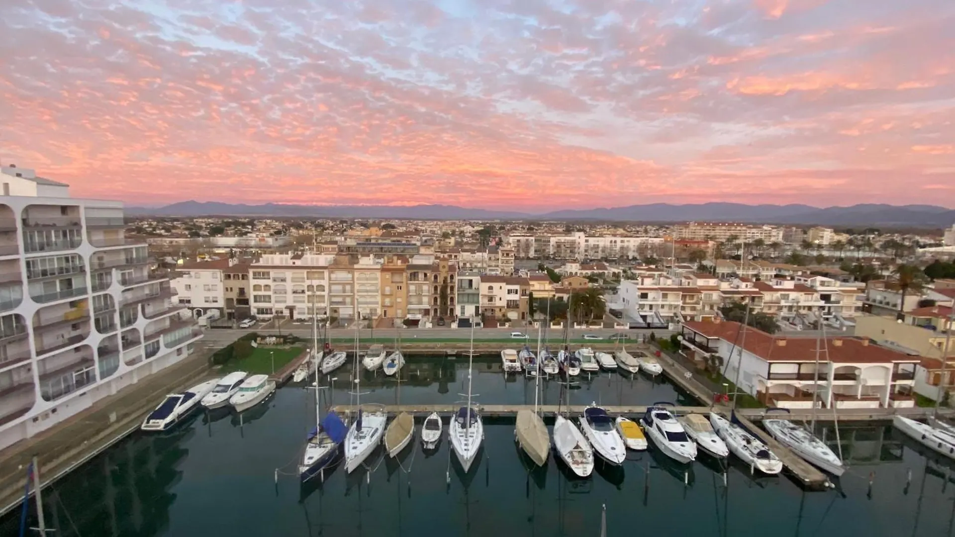 Lux Apt 1Er Ligne Mer!Grande Terrasse Vue Superbe! Empuriabrava 0*,  Spain